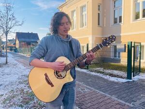 Marc Henning an seiner Gitarre