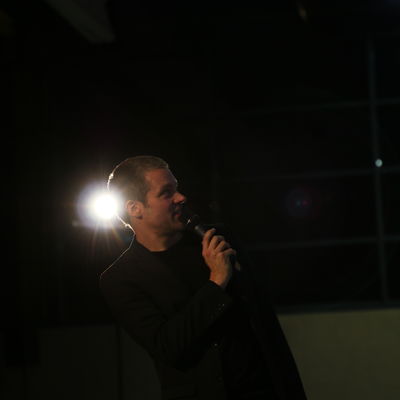 Musikschulleiter Manfred Schmidt beim Weihnachtskonzert 2017.